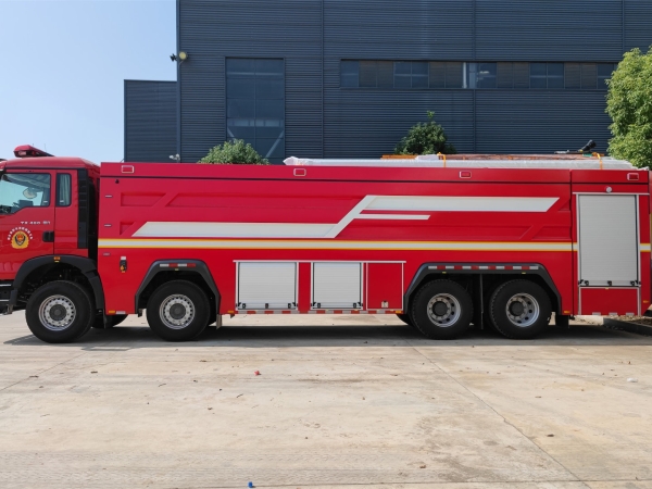 重汽豪沃24噸水罐消防車