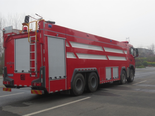 重汽豪沃24噸水罐消防車