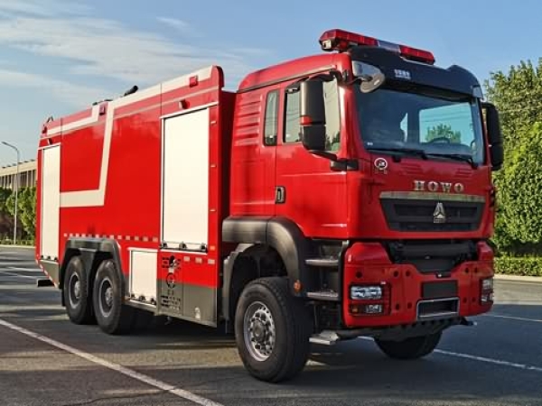 單排豪沃18噸泡沫消防車